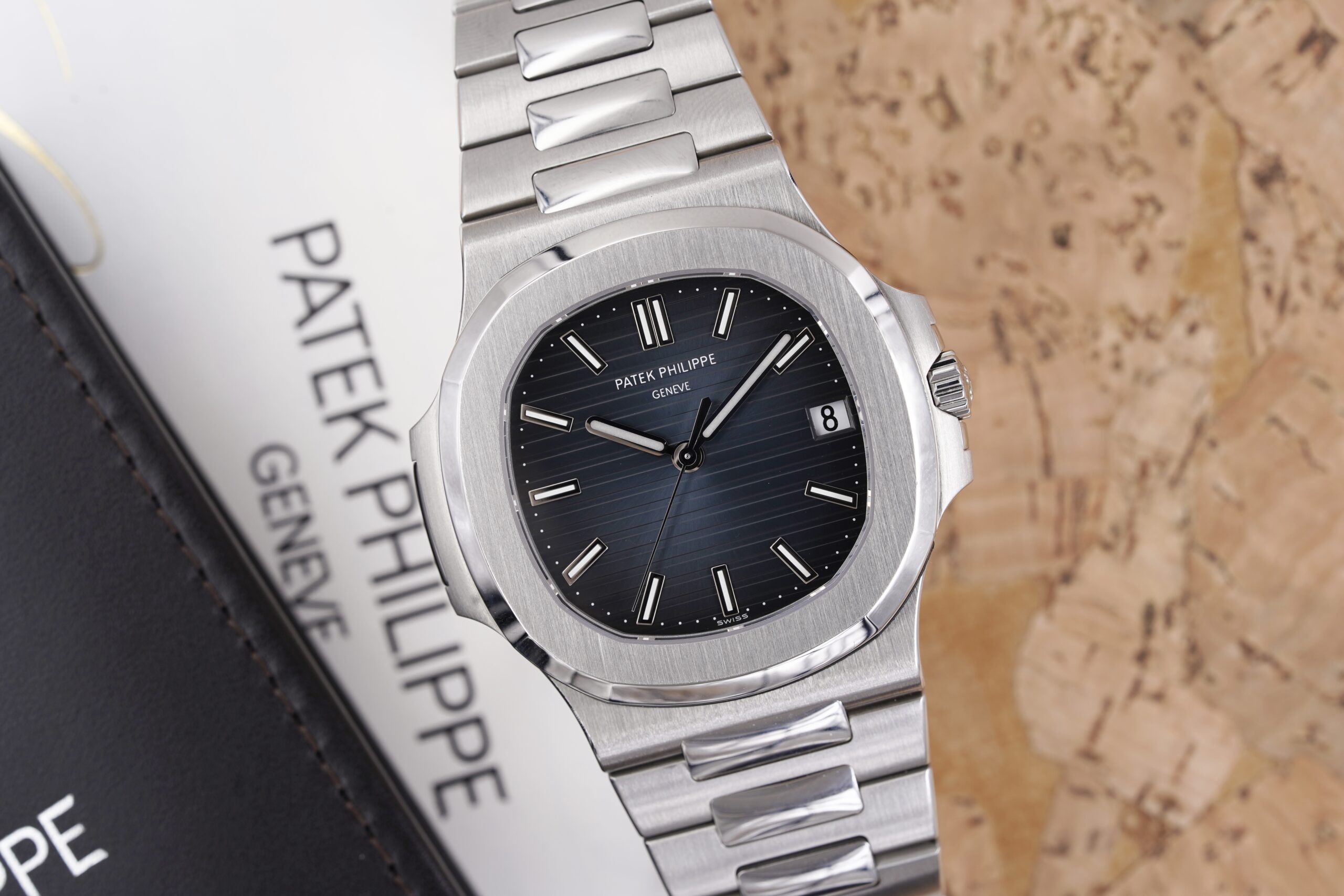 Patek Philippe Nautilus 5711/1A-010 Full Set Like New Patek Philippe Nautilus 5711/1A-010 Full Set Like New